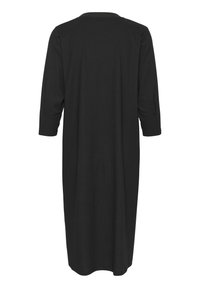 Robe noire à manches longues avec une coupe décontractée, dotée d'un col rond et d'une texture côtelée. La conception tombe au niveau des mollets.