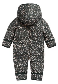 Yhmä puvun pukupaita tummanvihreällä vaaleanpunaisella roiskepainatuksella. Ominaisuuksiin kuuluu huppu, pitkät hihat ja nilkkaretus. Vetoketjusuljin edessä.