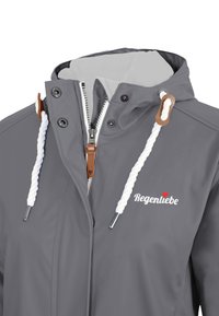 Grau Regenjacke mit Reißverschluss vorne, Druckknöpfen, weißen Kordeln und einem Logo mit Herzakzent. Hergestellt aus wasserdichtem Material.