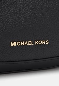 MICHAEL Michael Kors PRESTON CRESCENT  czarny