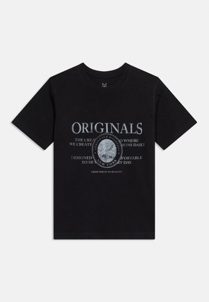 Črna majica s kratkimi rokavi in okroglim ovratnikom, z napisom "ORIGINALS" in krožnim gorskim motivom ter dodatnim malim besedilom v sivi barvi.