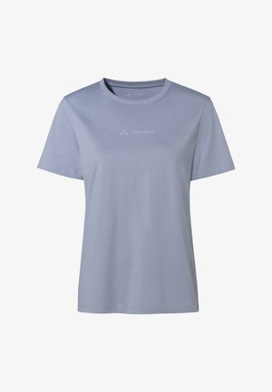 Helles blaues T-Shirt mit kurzen Ärmeln aus weichem Stoff. Hat einen runden Halsausschnitt und ein dezentes Markenlogo auf der Brust gedruckt.