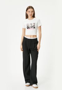 Koton CROP - T-shirt med print - white