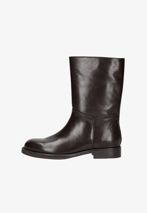 Bota de cuero marrón oscuro hasta la mitad de la pantorrilla con puntera redonda, tacón bajo apilado y acabado liso, vista desde el lado exterior sobre fondo blanco.
