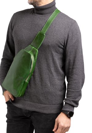 Borsa a tracolla verde in pelle con design piatto, dotata di chiusura a zip e una cintura ampia. La superficie ha una consistenza liscia.