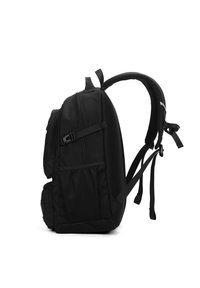 Zaino nero con più scomparti con zip, spallacci imbottiti e accenti in rete. Tessuto testurizzato su tutta la superficie. Inclusi taschini laterali.