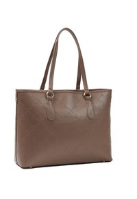 Brun faux læder tote taske med syet logo mønster, dobbelte skulderremme, rektangulær form og hardware i gyldent tone.