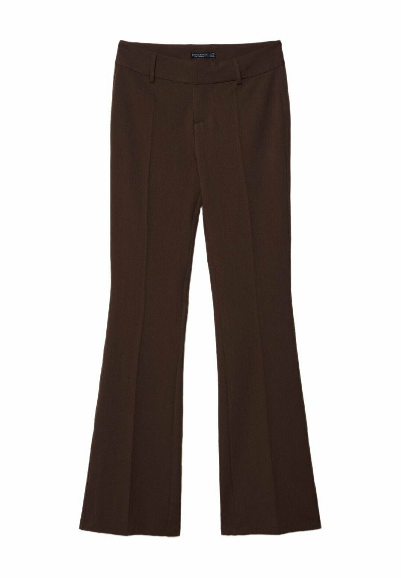 Pantaloni a zampa d'elefante marroni realizzati in un tessuto testurizzato, con una cintura liscia, pieghe frontali e un design su misura.