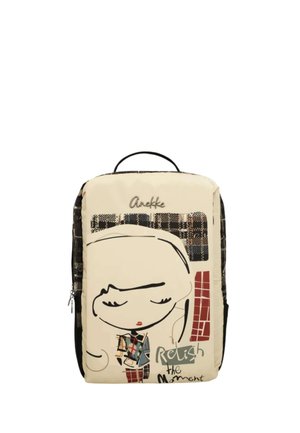Zaino beige con manico nero, con illustrazione stilizzata di una ragazza, motivi a quadri e il testo "Anekke" e "Relish the Moment."
