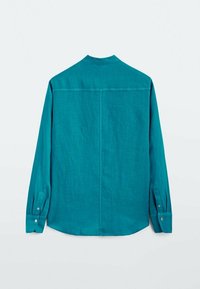 Teal långärmad skjorta med klassisk krage, knappribbor och rak passform. Har en rak söm längs ryggen och en slät textur.