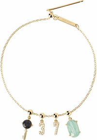 Bracciale in catena dorata con un ciondolo in pietra nera, il numero "37" in oro e una pietra ovale di colore verde chiaro, il tutto su una delicata catena.