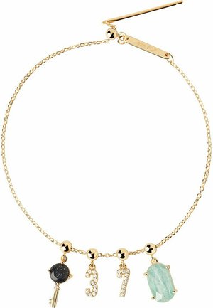 Bracciale in catena dorata con un ciondolo in pietra nera, il numero "37" in oro e una pietra ovale di colore verde chiaro, il tutto su una delicata catena.