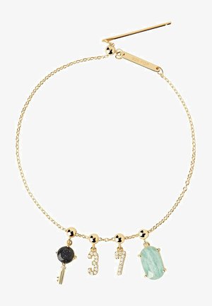 Guldkædearmbånd med en sort ædelsten charm, tallet "37" i guld og en lysegrøn oval sten, alt sammen på et delikat kæde.