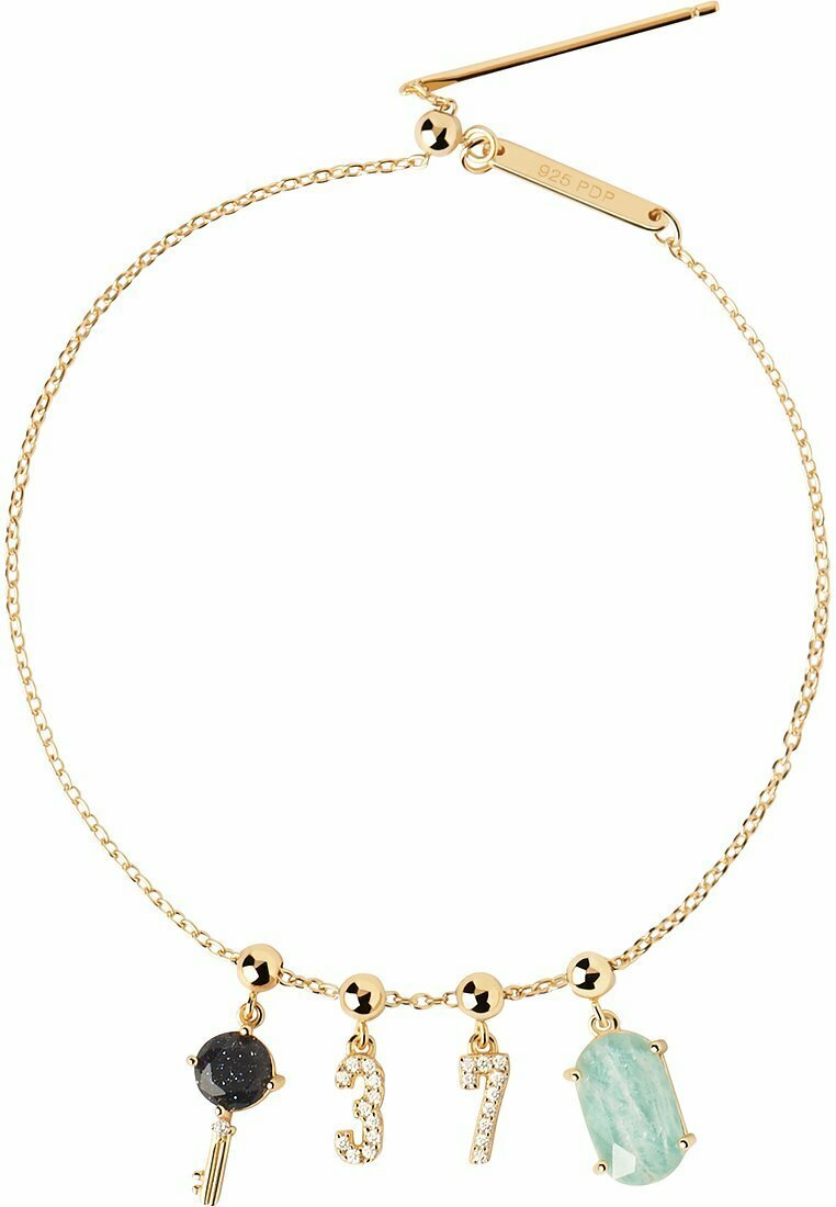 Bracciale in catena dorata con un ciondolo in pietra nera, il numero "37" in oro e una pietra ovale di colore verde chiaro, il tutto su una delicata catena.