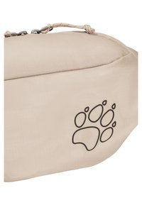 Beige stoffen zakje met een zwart pootafdrukontwerp en een knoopkoord als ritstrekker tegen een witte achtergrond.