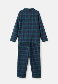 Zelena in mornarsko modra karirana pižama, ki vsebuje srajco s kragnico in dolge hlače, izdelana iz mehkega materiala z gladko teksturo.