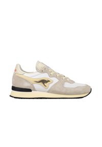 Sneaker beige e bianco realizzato in materiali scamosciati e in rete. Presenta una suola nera, dettagli gialli e un logo sul lato.