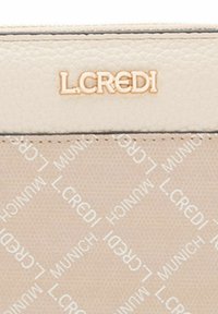 Portafoglio in pelle sintetica beige con logo impresso e motivo a testo ripetuto. Presenta una texture liscia e un accento di colore crema a contrasto.