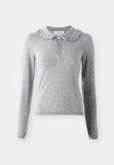 Pelēks adīts džemperis ar ruffled apkakli, garām piedurknēm un V-veida izgriezumu. Iekļauj stīgu detaļu apkaklē.
