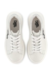 Sapatilhas brancas em couro com bicos redondos, design com atacadores, soles de borracha texturizada e detalhes gráficos pretos. Interior com a marca "KARL LAGERFELD KIDS."
