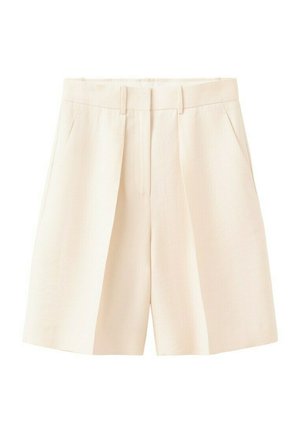 Pantalones cortos de color crema, de talle alto, entallados, con trabillas para cinturón, pinzas delanteras y bolsillos laterales inclinados.