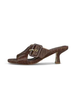 Bruine mule met krokodillenstructuur, open teen, vierkante gesp en een slanke midhoge hak met gouden accent.