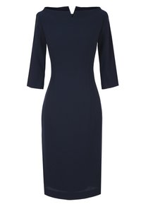 Granatowa dopasowana sukienka z rękawami 3/4, dekoltem typu off-the-shoulder oraz zamkiem z tyłu. Materiał ma gładką, lekko elastyczną teksturę.