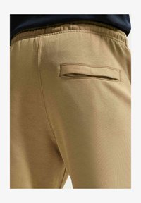 Niewybrane, parachute beige/parachute beige/obsidian