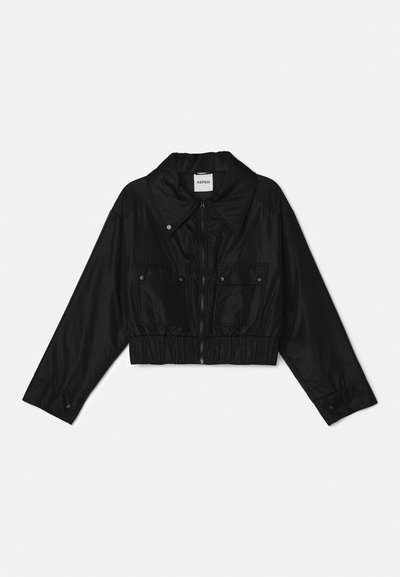 Czarna krótka kurtka z gładkiego materiału; posiada kołnierz, zamek z przodu, dwie kieszenie na piersi oraz elastyczny dół i mankiety.