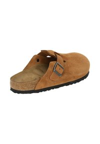 Brune Suede klip med en justerbar læderrem og sølvfarvet spænde. Kork fodseng med en tekstureret sort gummisål.