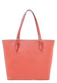 Koralfarvet skuldertaske lavet af tekstureret syntetisk materiale. Har to lange håndtag og guldfarvede metaldekorationer ved stropperne.