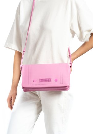 Roze leren crossbody tas met een gladde textuur, voorzien van een klep sluiting, twee accent knopen en een verstelbare strap.