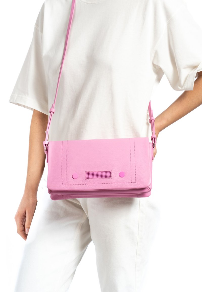 Roze leren crossbody tas met een gladde textuur, voorzien van een klep sluiting, twee accent knopen en een verstelbare strap.