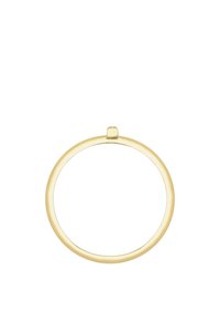 Guld-farvet cirkulært vedhæng med en glat tekstur og en lille lås øverst til påsætning; minimalistisk design uden yderligere udsmykninger.