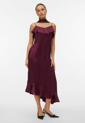 Vestido de satén burdeos con detalles de volantes, tirantes finos y un dobladillo acampanado. Incluye un detalle de bufanda a juego en el escote.