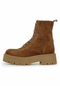Brune ruskindsstøvle med rund tå, grå snørebånd og en kraftig, tekstureret beige sål. Har dekorativ syning langs siden.