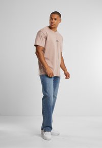 Merchcode THINK DIFFERENT HEAVY - Camiseta estampada - duskrose