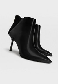 Czarne botki za kostkę z gładkiej skóry, z wąskim czubkiem i cienkim, wysokim obcasem. Projekt jest elegancki i ma nowoczesny kształt.