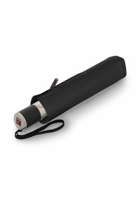 Paraguas retráctil negro con funda con cremallera, cuenta con un mango plateado y un botón rojo como detalle, diseñado para un almacenamiento compacto.