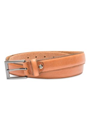 Ceinture en cuir tan avec une boucle en métal poli, comportant six trous espacés uniformément, des bords cousus et une texture lisse.