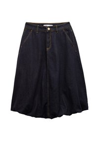 Jupe en denim foncé à silhouette évasée, avec une fermeture à boutons, des poches avant et des coutures contrastantes jaunes.