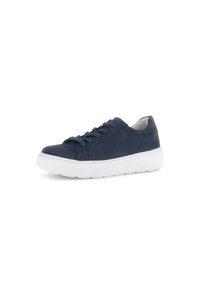 Marineblauwe suede sneaker met witte rubberen zool, ronde neus en bijpassende marineblauwe veters, met een gladde textuur en minimalistisch ontwerp.