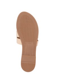 Sole di sandalo in gomma beige con una superficie testurizzata e decorata, caratterizzata da due cinghie sovrapposte di colore chiaro per un supporto aggiuntivo.