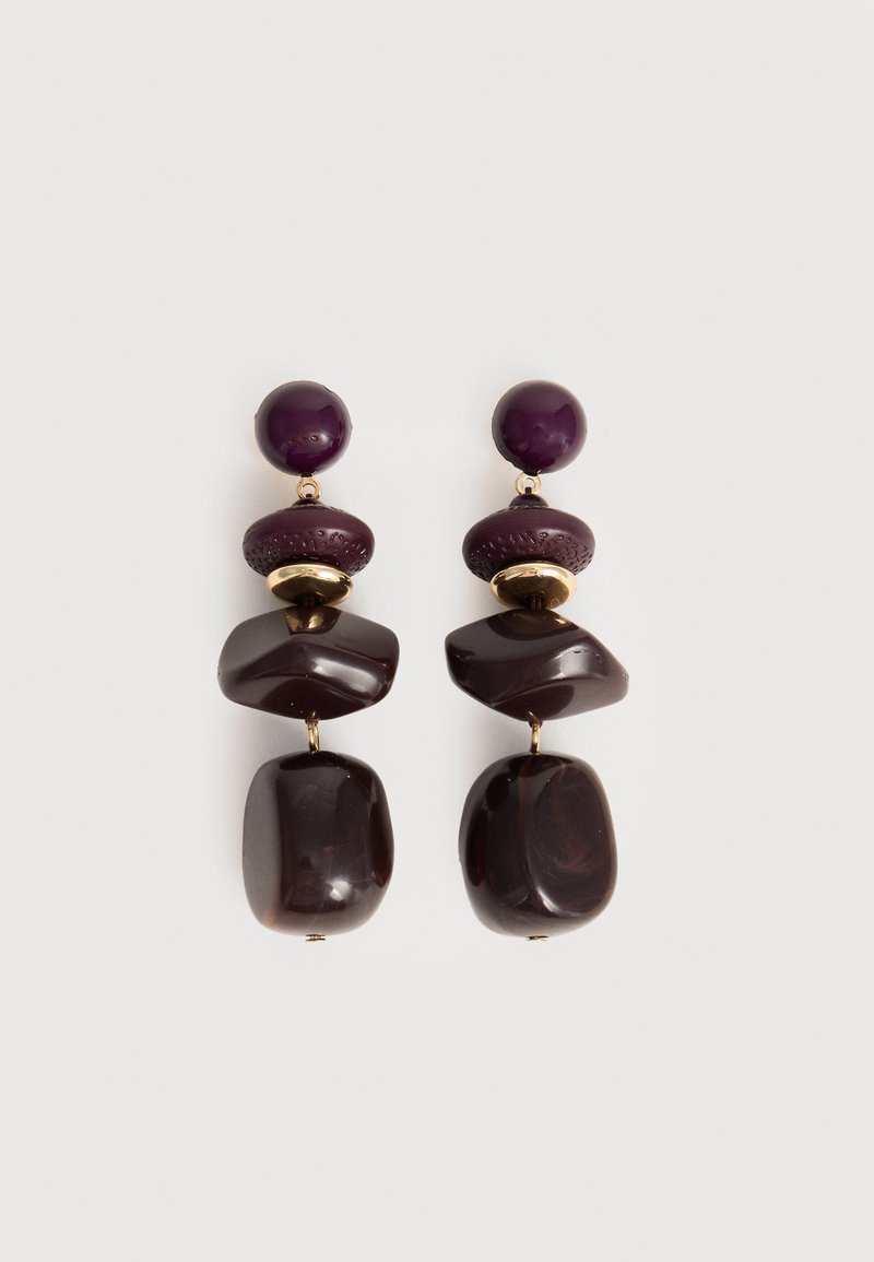 Κρεμαστά σκουλαρίκια με στρογγυλά σκούρα μωβ, υφασμάτινα οβάλ, χρυσά και ακανόνιστα σκούρα καφέ χάντρες που μοιάζουν με πέτρα, στοιβαγμένα κάθετα.