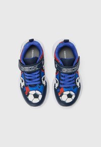 Siniset ja punaiset urheilukengät, joissa on jalkapallokuvio, pehmustettu kaulus, Tarranauhakiinnitys ja kuvioidut pohjat. Hengittävä materiaali.