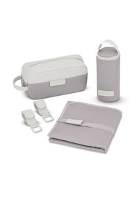 El conjunto de almacenamiento en gris y blanco incluye un pouch rectangular, un contenedor cilíndrico, una carpeta plana y dos correas, todos con superficies suaves y texturizadas.