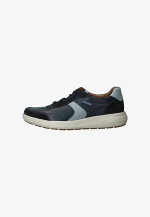 Heren zwarte en grijze leren casual sneaker met witte zool, vetersluiting en merklabel op het zijpaneel.