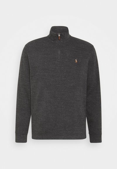 Pullover cinza-escuro com um colarinho alto, fecho de meia-zíper, mangas longas, punhos canelados e um pequeno logotipo no lado esquerdo do peito. Tecido de textura suave.