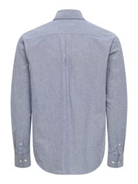 Lichtblauw, overhemd met lange mouwen, een button-down kraag, een plooi aan de achterkant en manchetknoopjes. Gemaakt van gestructureerde stof met een fijne draad.