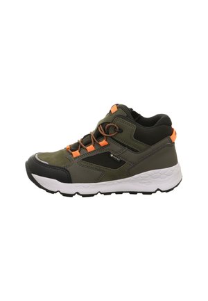 Grüne Wanderschuhe mit schwarzen Akzenten, ausgestattet mit orangefarbenen Ösen und einer strukturierten Gummisohle. Wasserdichtes Material und mittelhohes Design.
